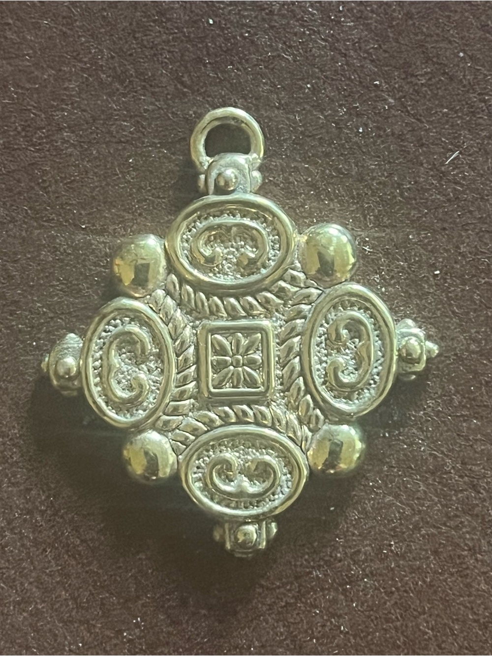 Ornate 14 kt Gold Decorative Pendant
